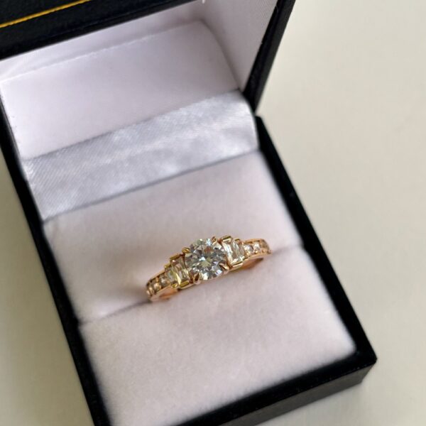 Anillo de compromiso de oro 18K con circones baguette