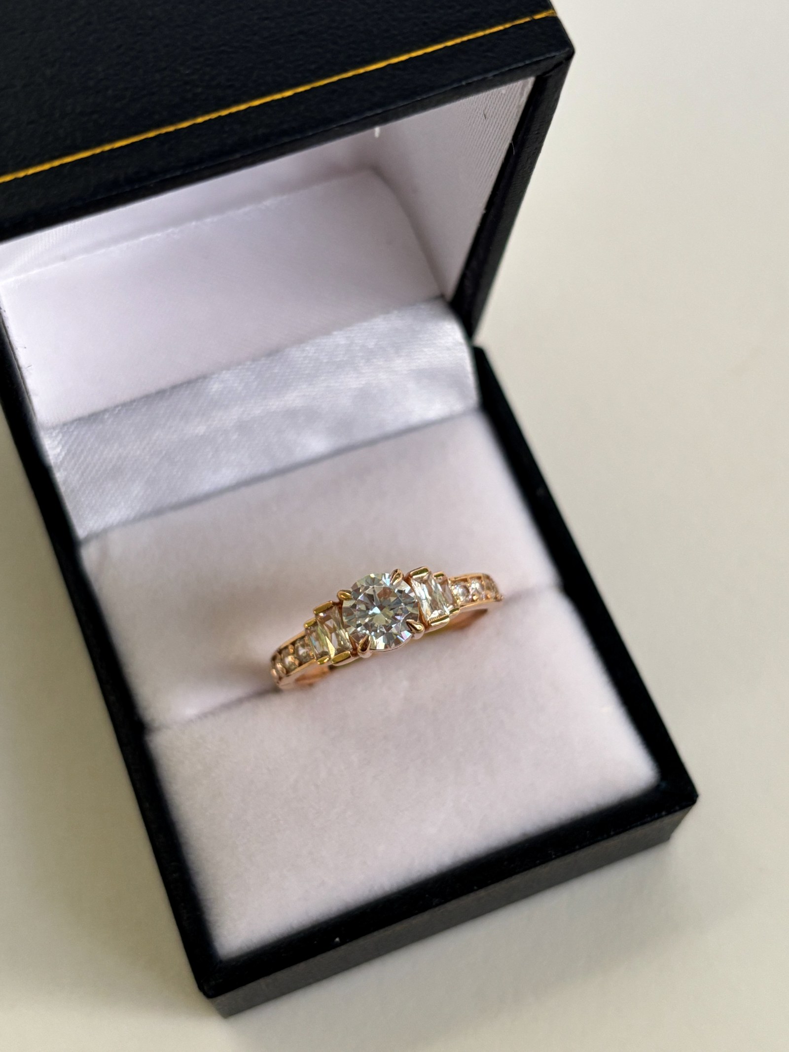 Anillo de compromiso de oro 18K con circones baguette