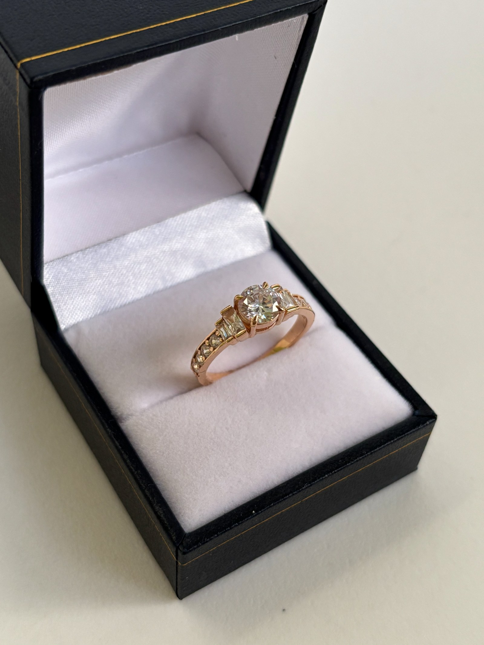 Anillo de compromiso de oro 18K con circones baguette