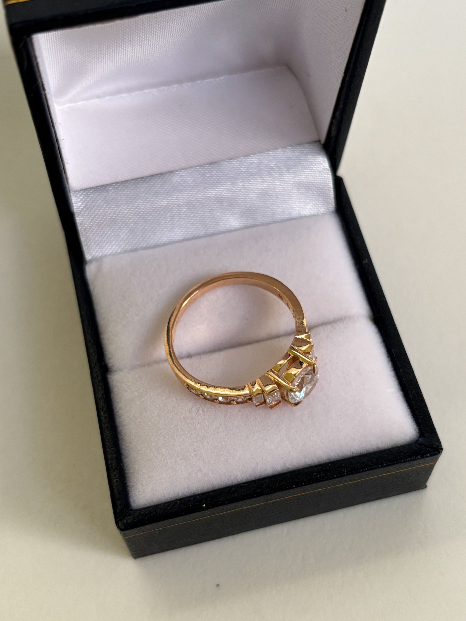 Anillo de compromiso de oro 18K con circones baguette