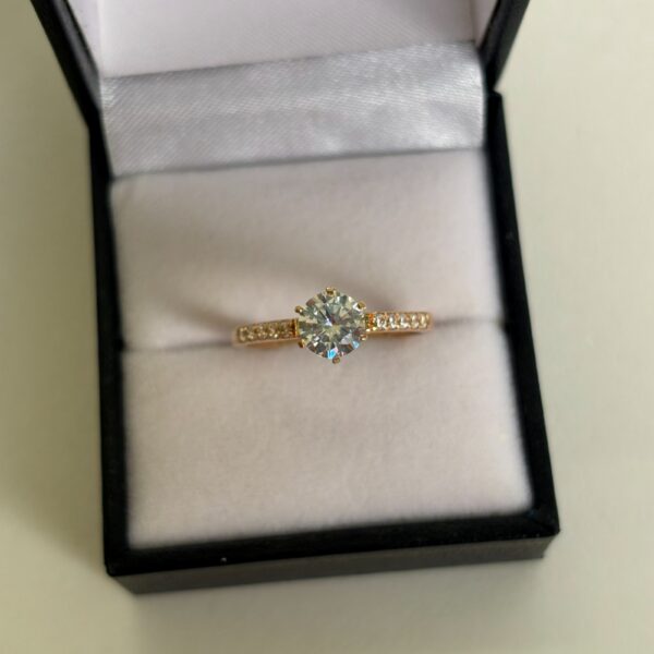 Anillo de compromiso de oro 18K con circones laterales