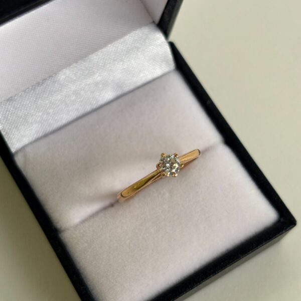 Anillo solitario de oro 18K