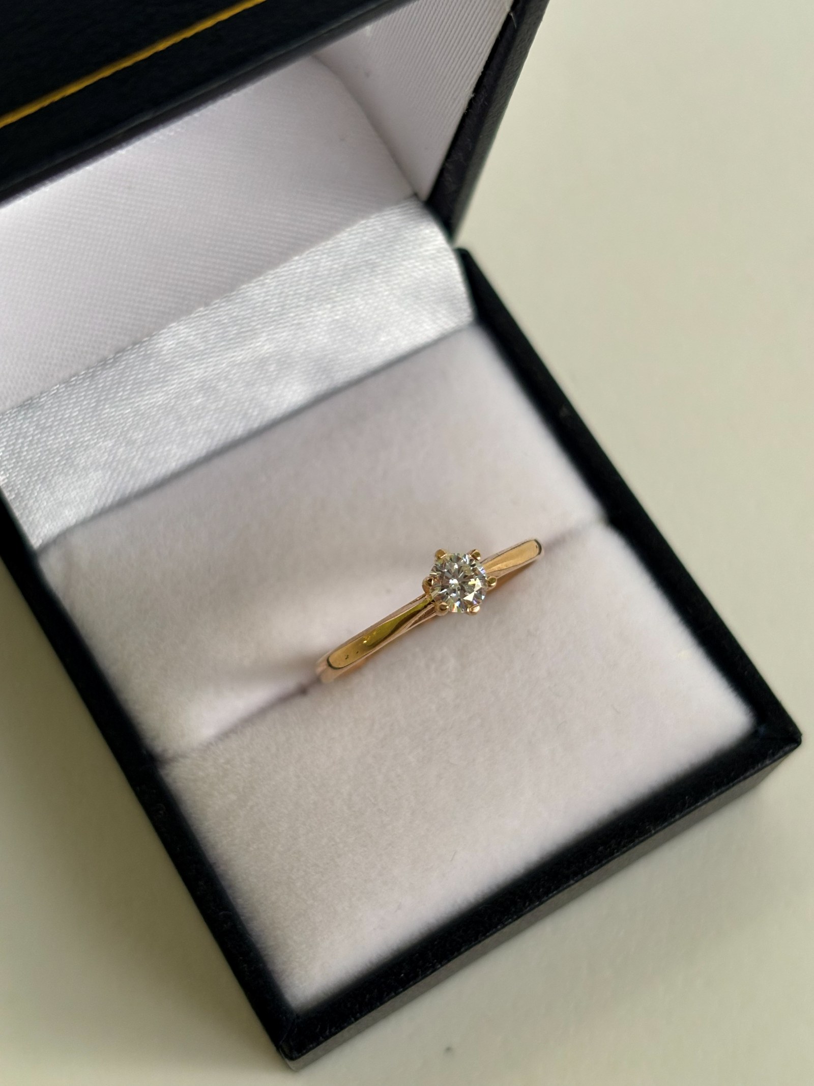 Anillo solitario de oro 18K