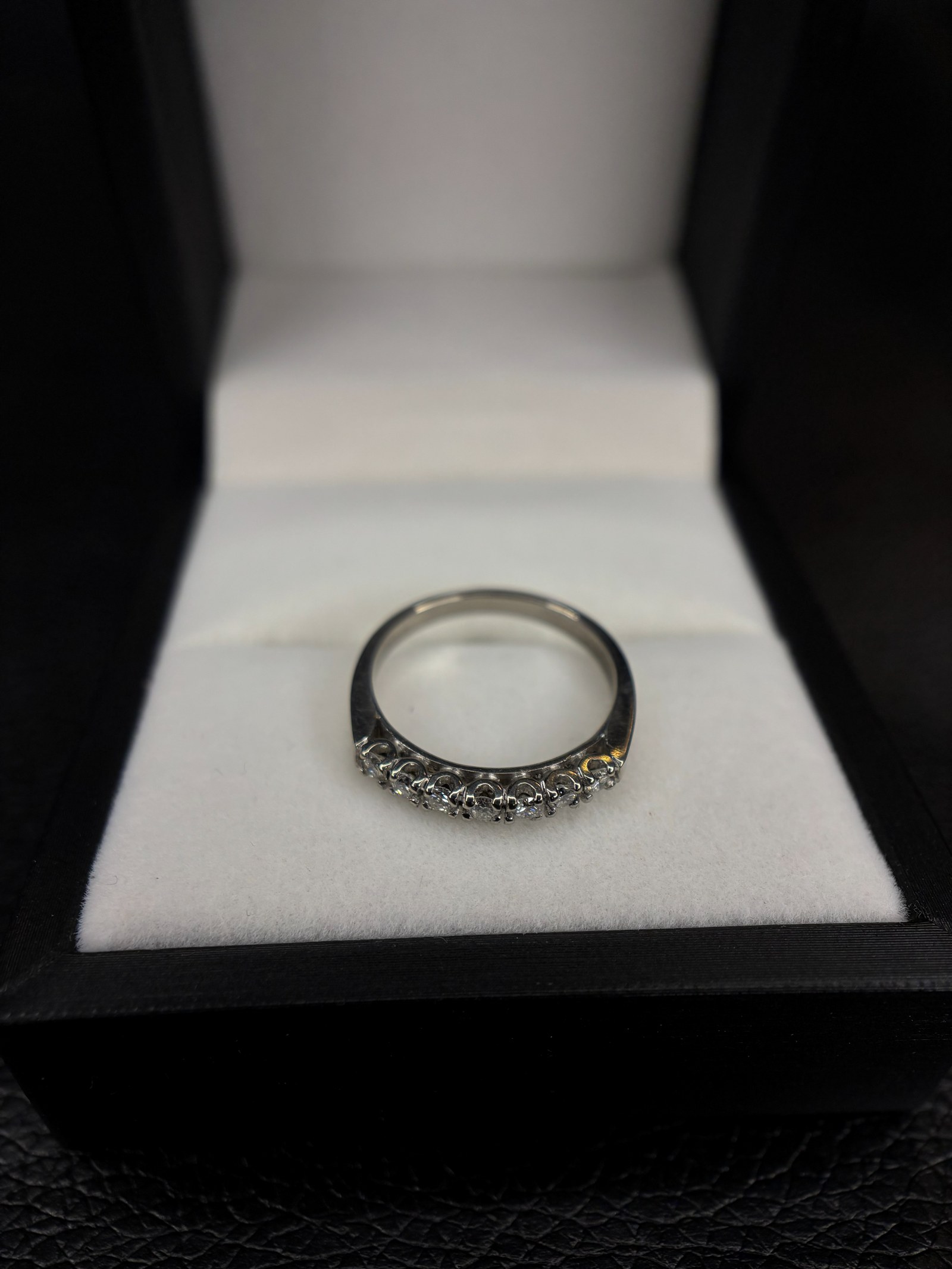 Medio cintillo de oro blanco 18K con diamantes
