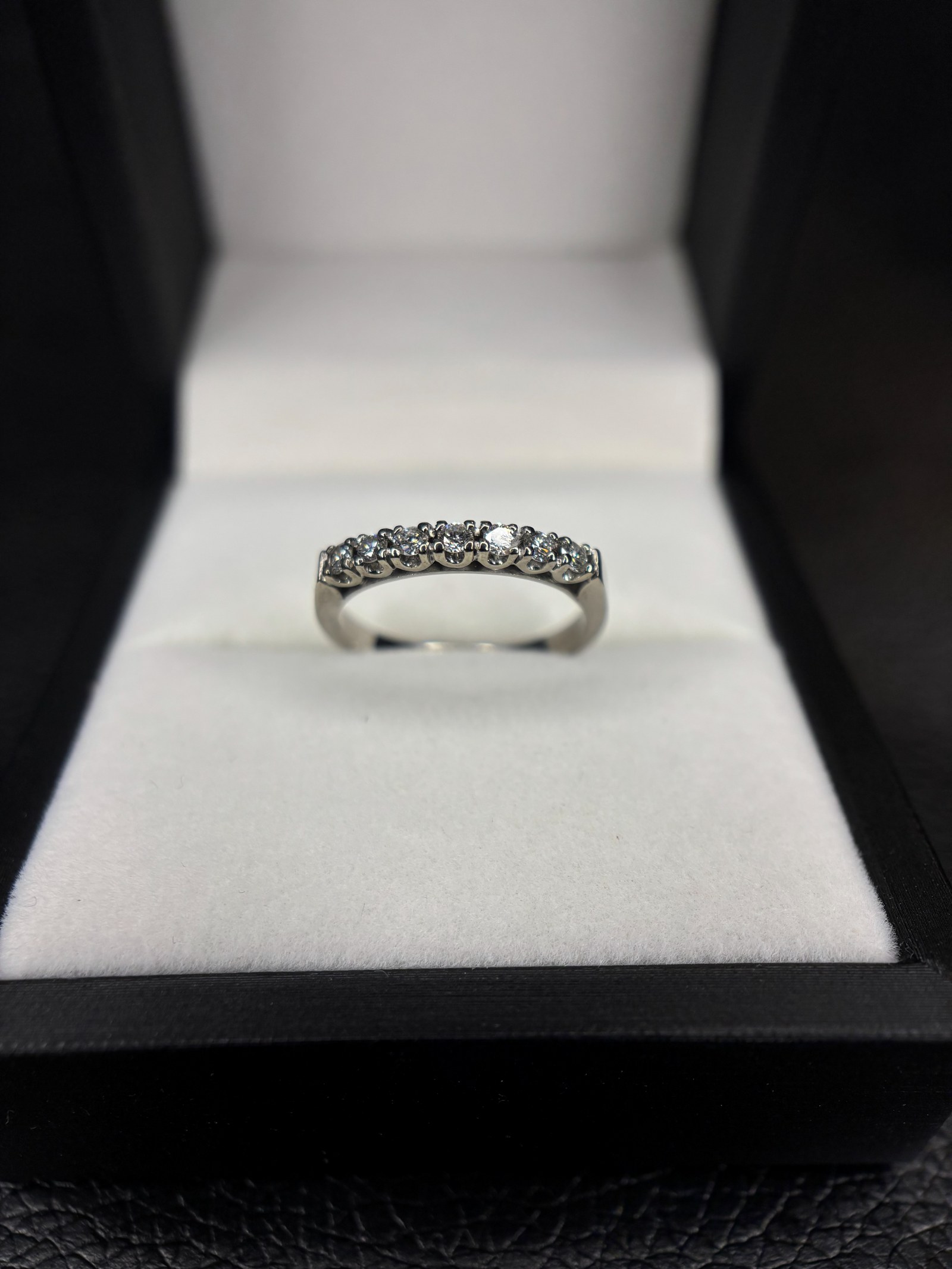 Medio cintillo de oro blanco 18K con diamantes
