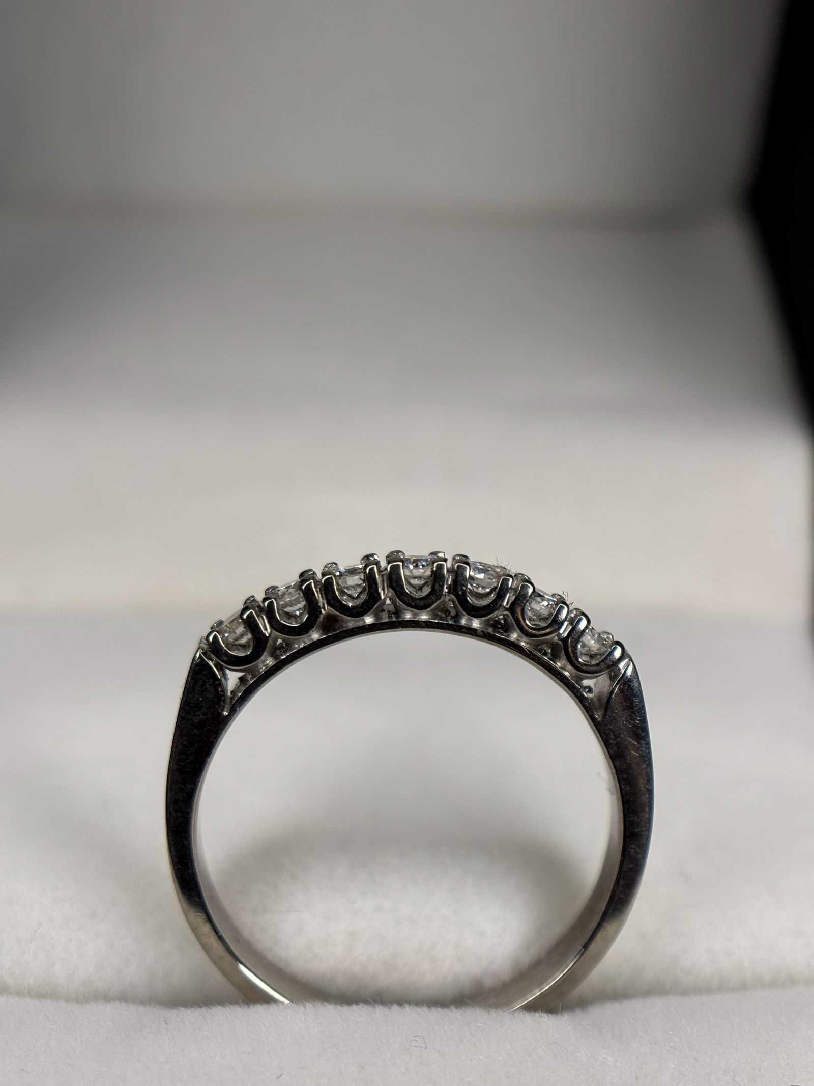 Medio cintillo de oro blanco 18K con diamantes