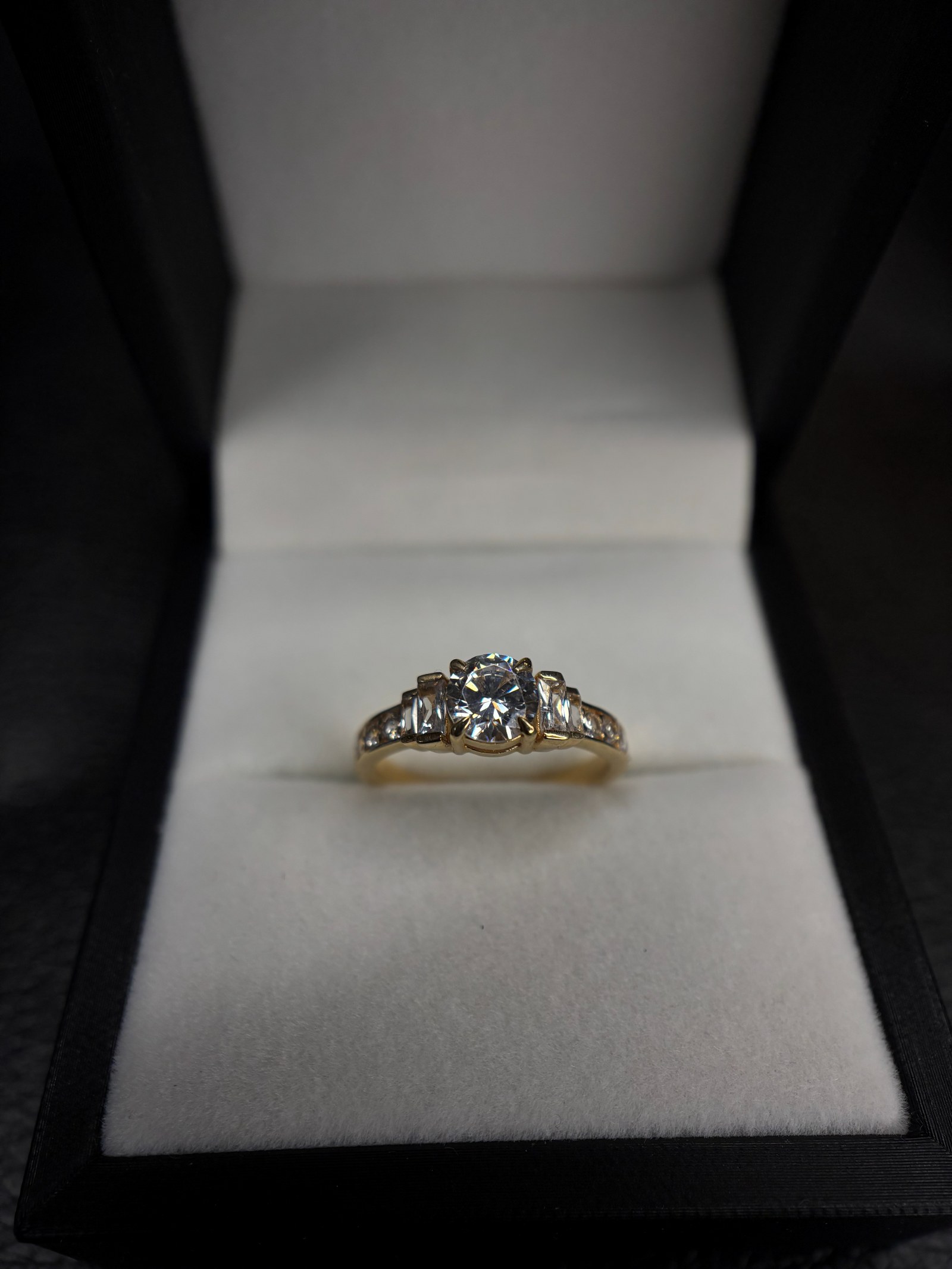 Anillo de compromiso de oro 18K con circones baguette