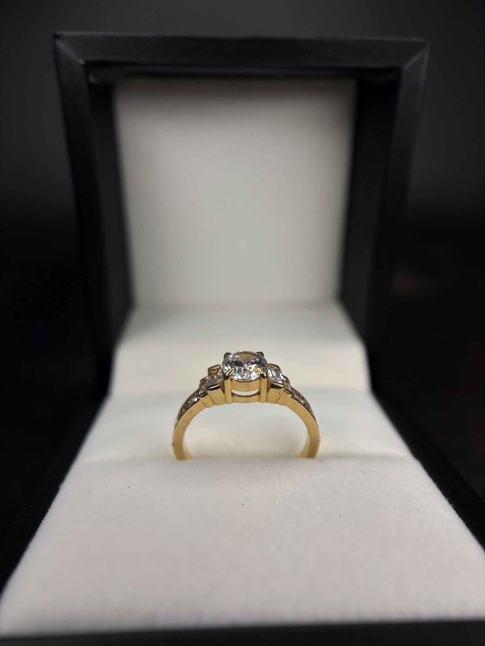 Anillo de compromiso de oro 18K con circones baguette