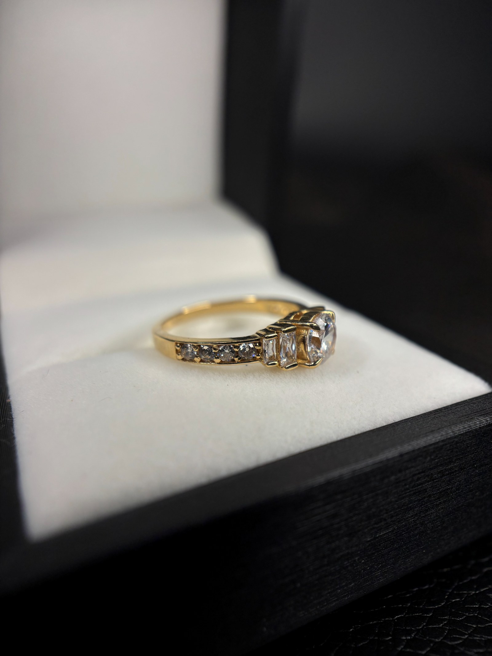 Anillo de compromiso de oro 18K con circones baguette