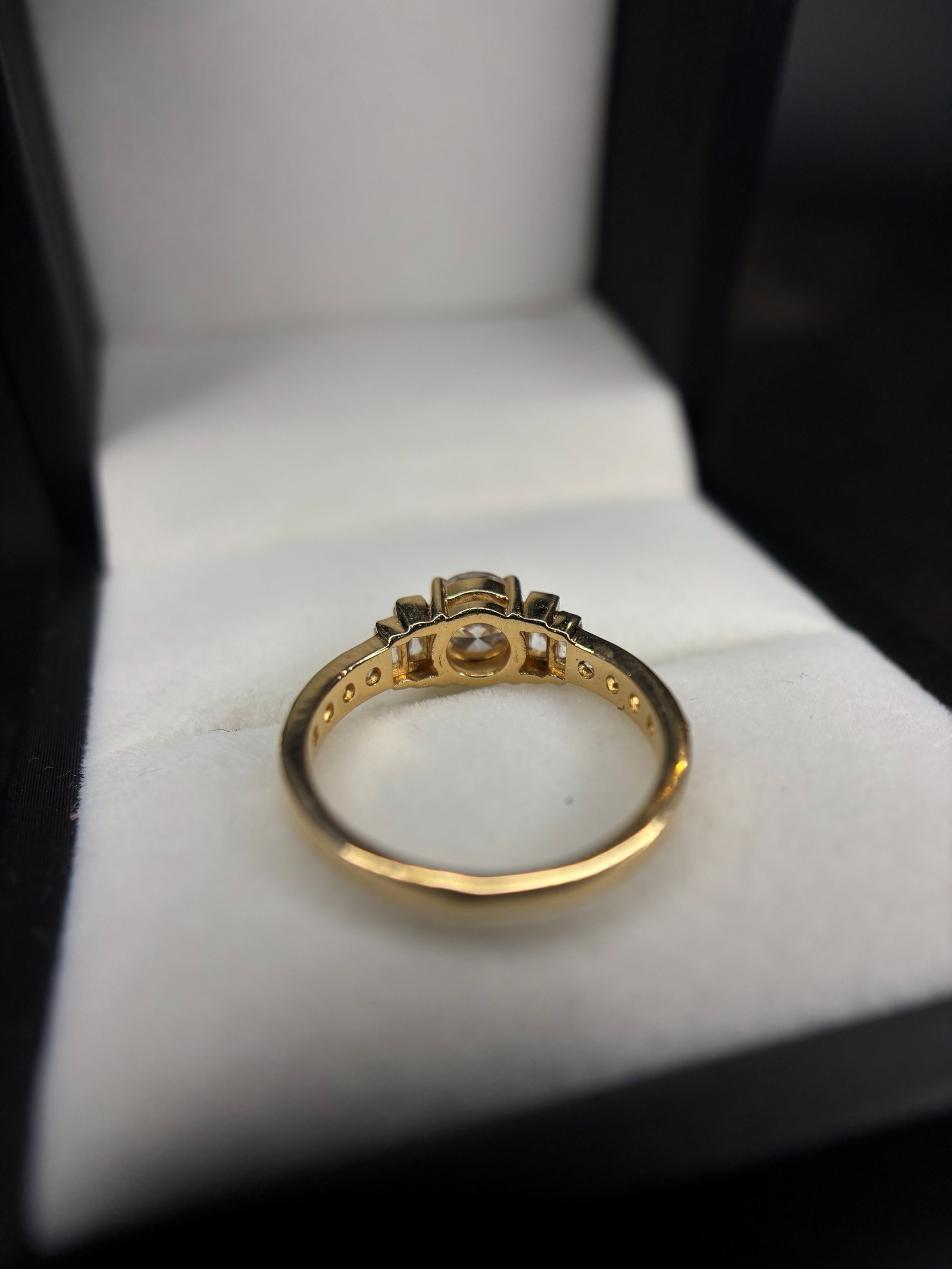 Anillo de compromiso de oro 18K con circones baguette