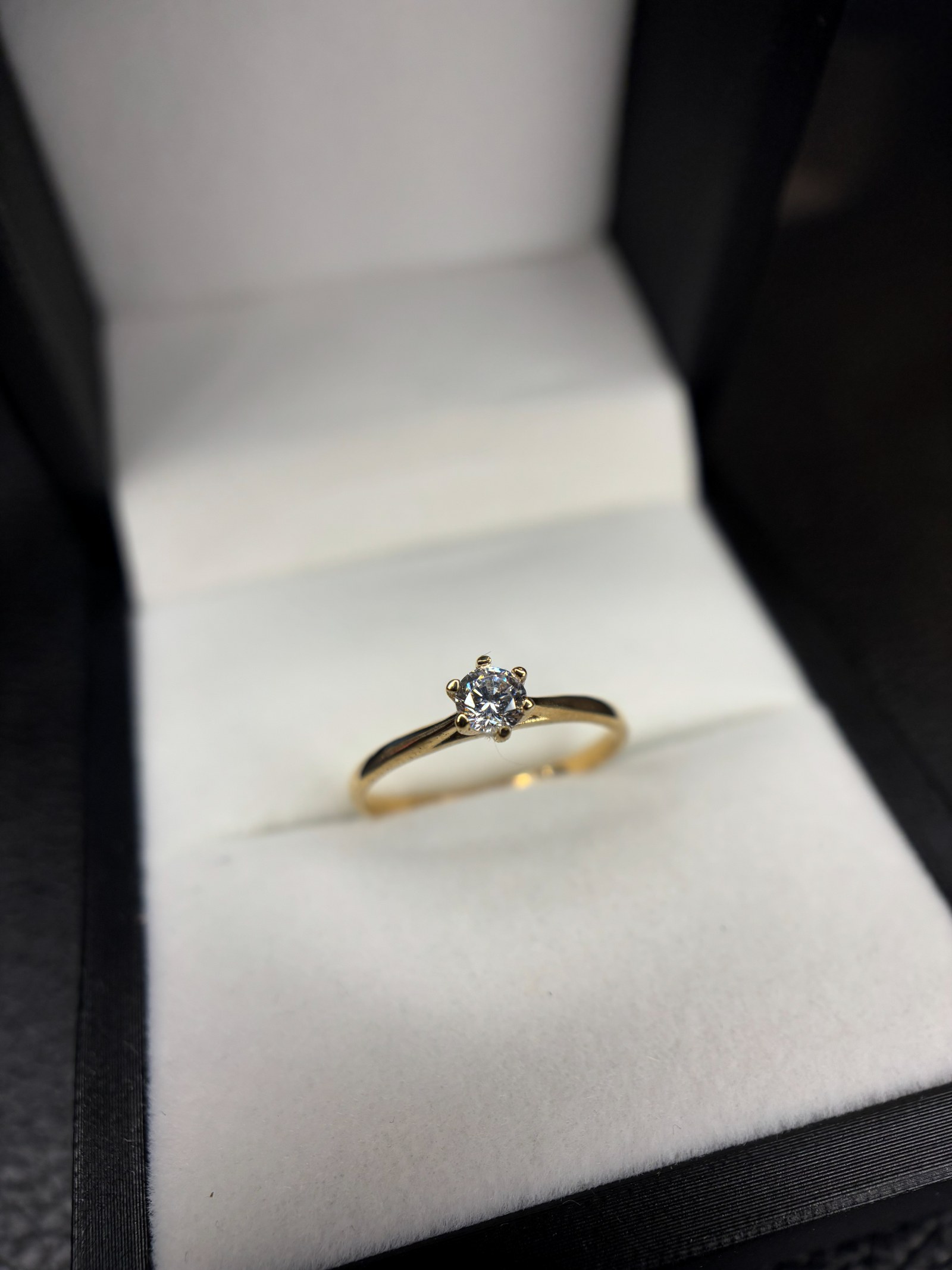 Anillo solitario de oro 18K