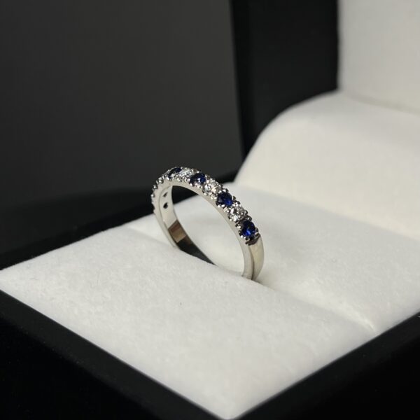 Anillo medio cintillo de oro blanco 18k con diamantes y zafiros