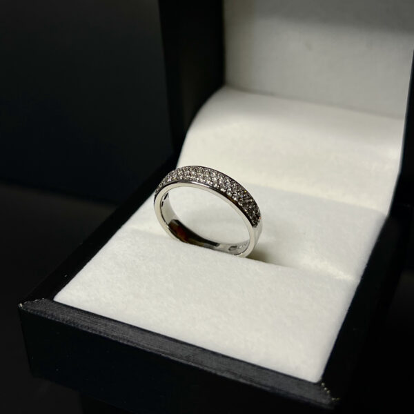 Anillo Pavé de Diamantes – Oro Blanco 14k